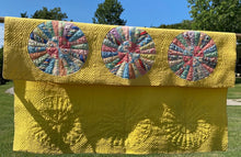 Load image into Gallery viewer, Dresden Plate Quilt