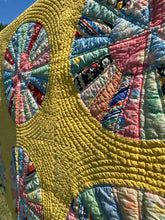 Load image into Gallery viewer, Dresden Plate Quilt