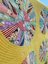 Load image into Gallery viewer, Dresden Plate Quilt