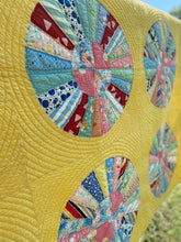 Load image into Gallery viewer, Dresden Plate Quilt