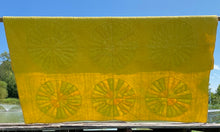 Load image into Gallery viewer, Dresden Plate Quilt