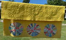 Load image into Gallery viewer, Dresden Plate Quilt