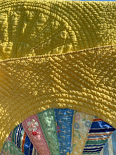 Load image into Gallery viewer, Dresden Plate Quilt