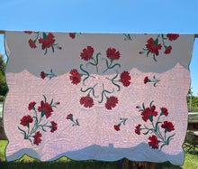 Load image into Gallery viewer, Flower Applique Quilt