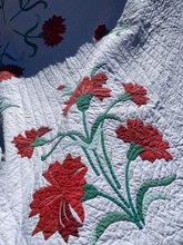 Load image into Gallery viewer, Flower Applique Quilt