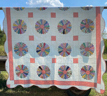 Load image into Gallery viewer, Dresden Plate Quilt