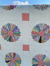 Load image into Gallery viewer, Dresden Plate Quilt