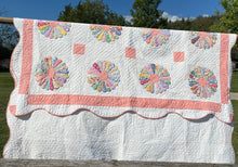 Load image into Gallery viewer, Dresden Plate Quilt