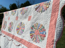 Load image into Gallery viewer, Dresden Plate Quilt
