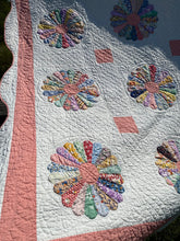 Load image into Gallery viewer, Dresden Plate Quilt