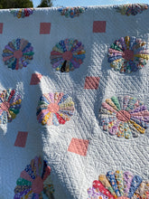 Load image into Gallery viewer, Dresden Plate Quilt