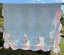 Load image into Gallery viewer, Dresden Plate Quilt