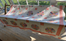 Load image into Gallery viewer, Dresden Plate Quilt