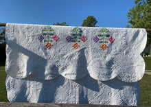 Load image into Gallery viewer, Flower Applique Quilt