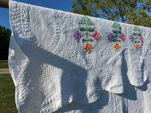 Load image into Gallery viewer, Flower Applique Quilt