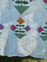 Load image into Gallery viewer, Flower Applique Quilt
