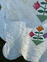 Load image into Gallery viewer, Flower Applique Quilt