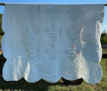 Load image into Gallery viewer, Flower Applique Quilt