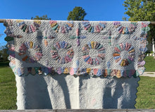 Load image into Gallery viewer, Dresden Plate Quilt