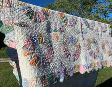 Load image into Gallery viewer, Dresden Plate Quilt