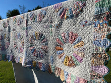 Load image into Gallery viewer, Dresden Plate Quilt