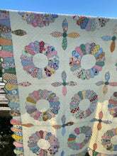 Load image into Gallery viewer, Dresden Plate Quilt