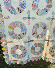 Load image into Gallery viewer, Dresden Plate Quilt