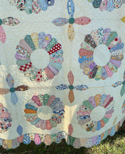 Load image into Gallery viewer, Dresden Plate Quilt