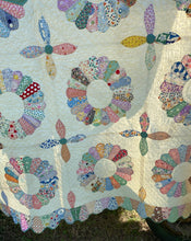 Load image into Gallery viewer, Dresden Plate Quilt