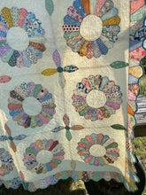 Load image into Gallery viewer, Dresden Plate Quilt