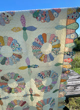 Load image into Gallery viewer, Dresden Plate Quilt