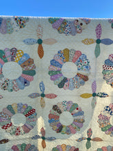 Load image into Gallery viewer, Dresden Plate Quilt