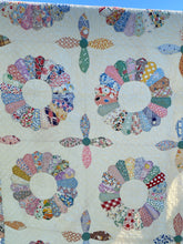 Load image into Gallery viewer, Dresden Plate Quilt