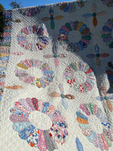 Load image into Gallery viewer, Dresden Plate Quilt