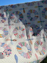 Load image into Gallery viewer, Dresden Plate Quilt