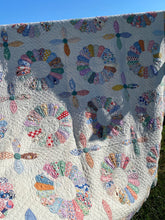 Load image into Gallery viewer, Dresden Plate Quilt