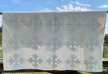 Load image into Gallery viewer, Lily Quilt Pattern Quilt
